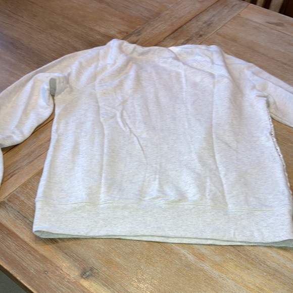 🛍️🛍️ 3 for $5. Adorable floral cutout sweatshirt - Picture 6 of 8